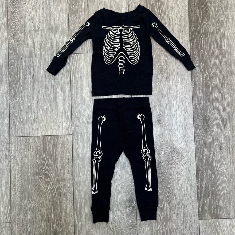OLD NAVY 2PC SKELETON HALLOWEEN GLOW IN THE DARK PAJAMA SET 18-24MO